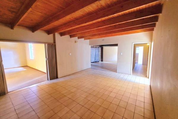 Sole and Exclusive to Just Property Kalahari

Welcome to your dream home in Olifantshoek, Northern Cape!

This spacious freehold ...