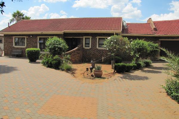 The property offers a home that has a suitable sized kitchen with a stove (Hob), built-in cupboards and a breakfast nook.
The living ...