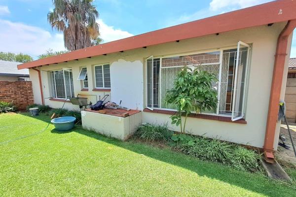 This cottage offers 
1 bedroom, 1 bathroom and open plan kitchenette and lounge.

There is a carport for your vehicle and electrical ...