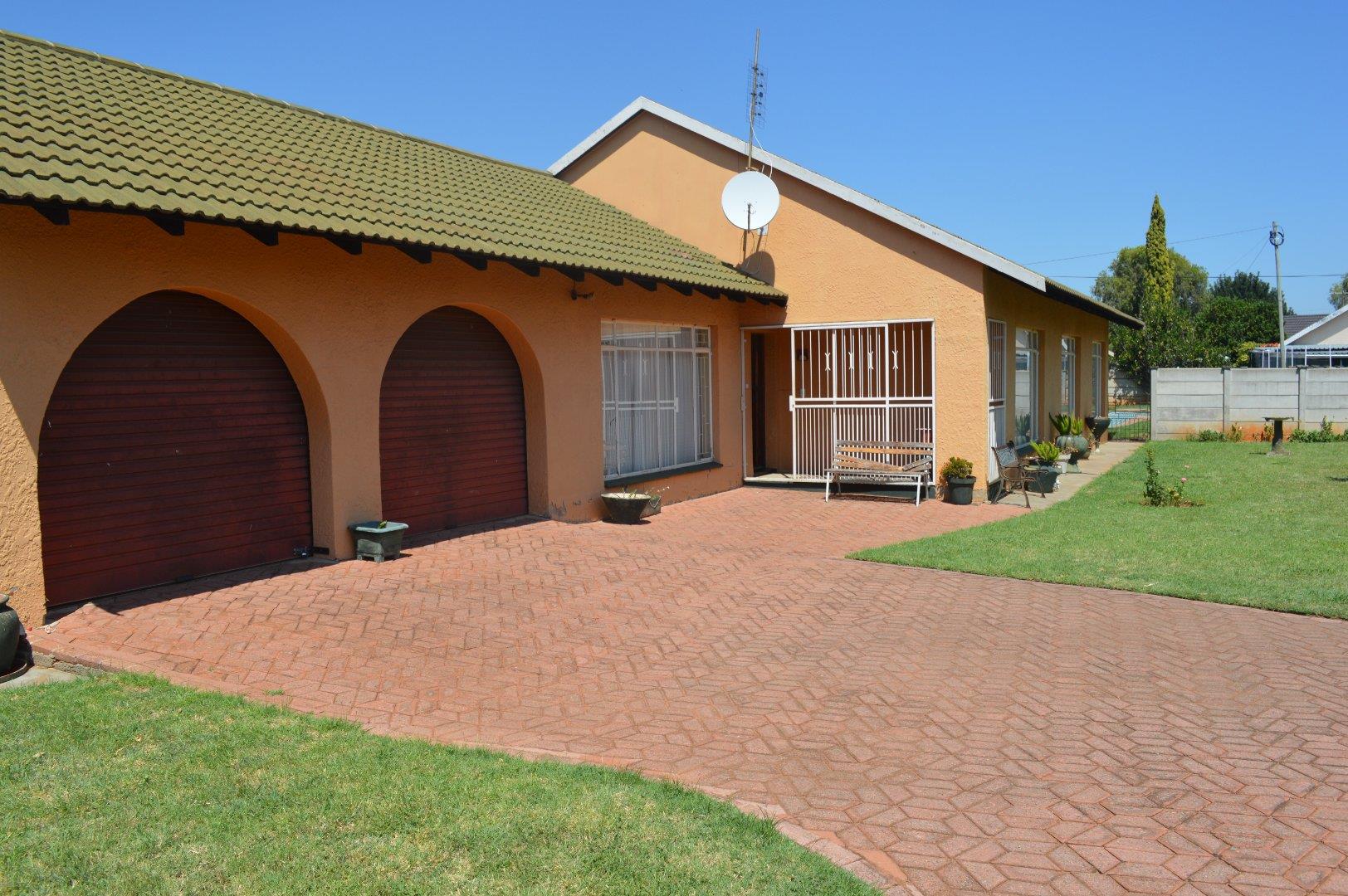 3 Bedroom House for sale in Stilfontein Ext 4 - P24-114047380