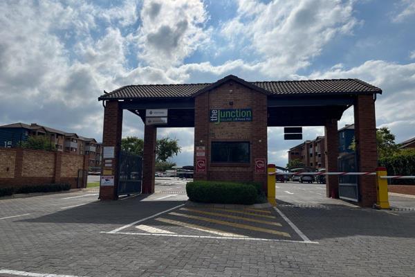 Urgent Sale: 2 Bedrooms 1 Bathroom apartment @ The Junction Village 1, located in Heuweloord Ext.27 Centurion.
 
Property ...