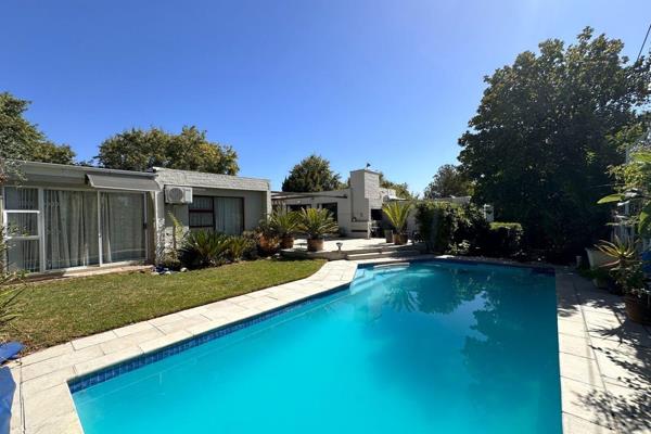Another plus about this home is the easy access to main roads like Somersetwes, Cape Town as well as Paarl. 

More about the ...