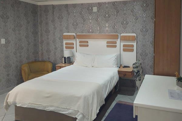 This furnished flat in Pienaarsdorp, Klerksdorp offers a comfortable, all-in-one living space designed for easy living and relaxed ...