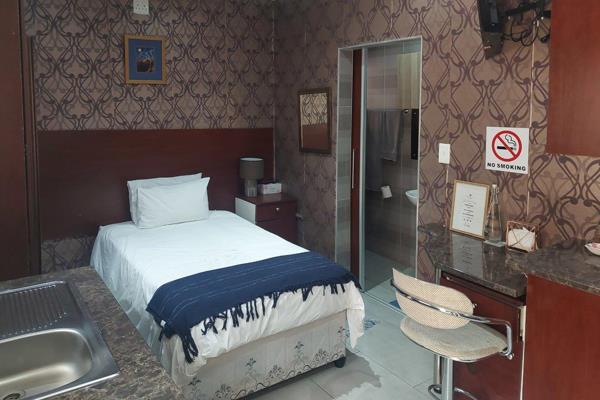 Discover a comfortable, well laid out apartment in Pienaarsdorp, Klerksdorp. This furnished unit features an open plan living area that ...