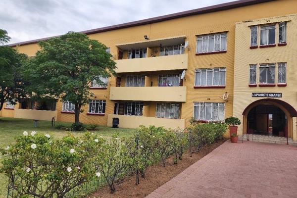 This 2 Bedroom, 2 Bathroom, main en-suite Super Large upper level apartment is definitely value  for money.
The living areas are open ...