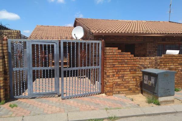 2 bedroom  house ,kitchen, dinning room and sitting room and garage,  2room and bathroom, toilet and garage outside