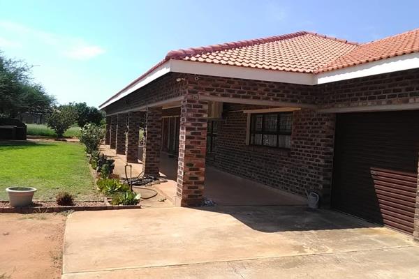 4 Bedroom Farmhouse to rent about 2 km out of town.
2 Bathrooms
Large living room open plan Kitchen
Scullery
Swimming ...