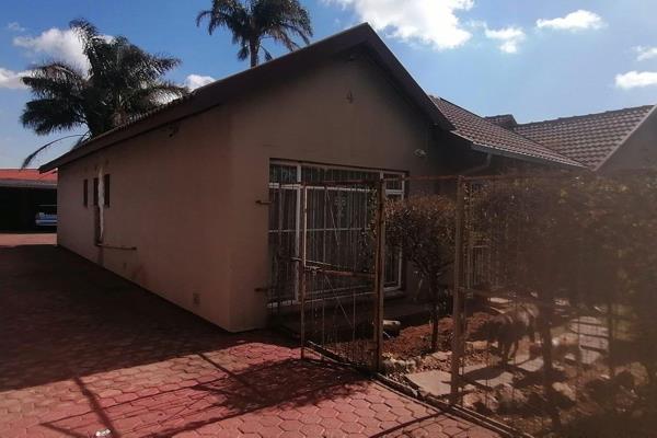 This property offers you 1 bedroom with carpet floors and built-in cupboards, curtain rails, 1 bathroom with shower bath toilet plus ...