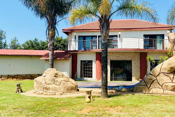 Offers welcome!! This house offers spacious open plan living areas, with a spacious inside braai stoep all connected to the house via ...