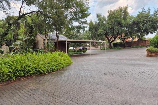 This simplex is located within a very popular and secure complex in Garsfontein 

LIVING AREAS:
Open plan lifestyle with Lounge which ...