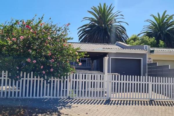 Perfectly positioned - hartenbos!!!

EXCLUSIVE SOLE MANDATE***

Prime location situated walking distances to the beach and shops ...