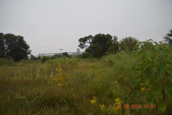 Urgent sale!!!

Empty stand for sale in the quite little town of Derby in the northwest province. 
Build your dream home and enjoy ...