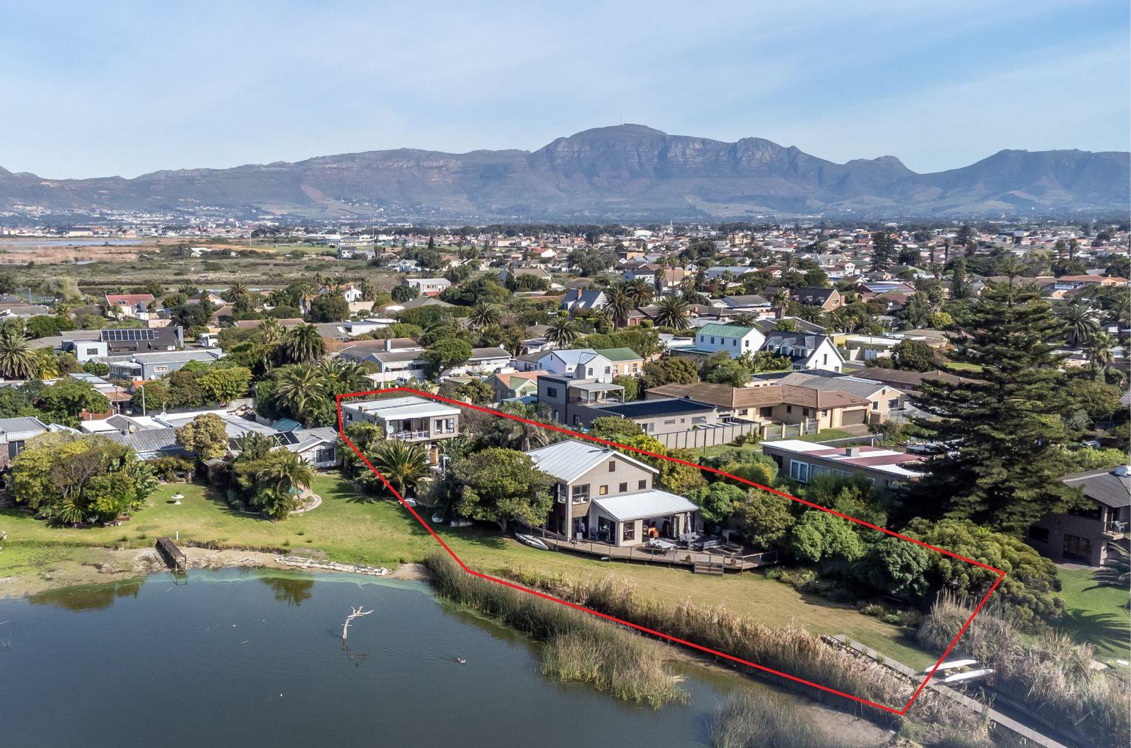 7 Bedroom House for sale in Zeekoevlei P24111600910