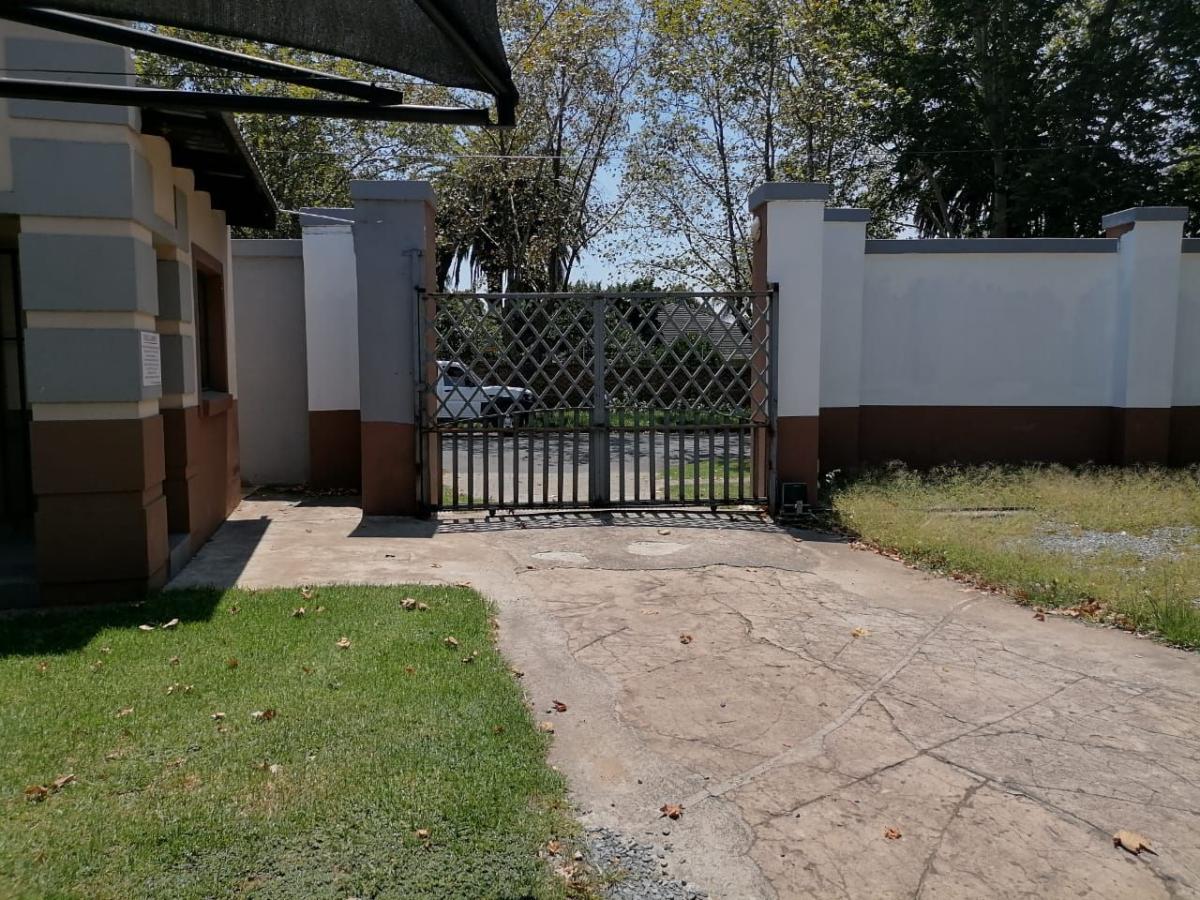 Commercial property to rent in Lambton P24114062438