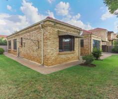 Townhouse for sale in Ruimsig Noord