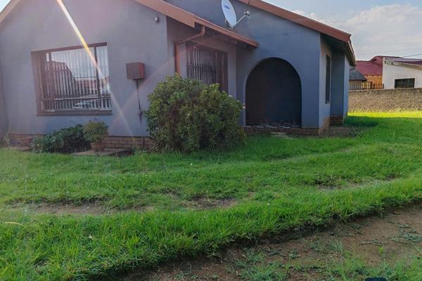 Beautiful Modern House with a spacious yard.
It consists of 3 Lovely Bedrooms with a separate lavatory
And Bathroom 
The kitchen is a ...