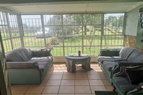 Be the first to view this beautiful smallholding with many possibilities. Make me an offer. Two flatlets generate an income of R10,000 ...