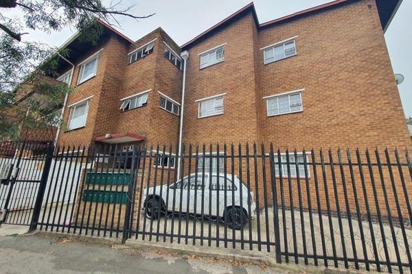 This is a 2 bedroom 1 bathroom flat in Primrose Germiston.

It also consists out of a kitchen, large tiled out open plan ...