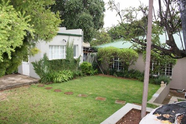 Presenting offers from R1.200 000 owner asking R1 350 000

Conveniently located home, offers 3 tiled bedrooms, 2 tiled Bathrooms ...