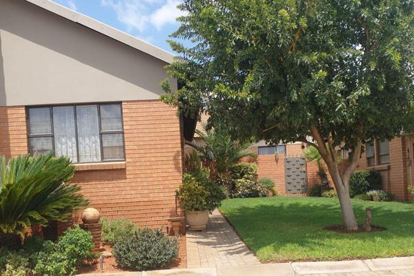 The retirement townhouse is ready to move in. Water included in levy. Pre paid electricity with 8 solar panels to work off the grid ...