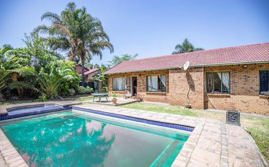 3 Bedroom House for sale in Rooihuiskraal