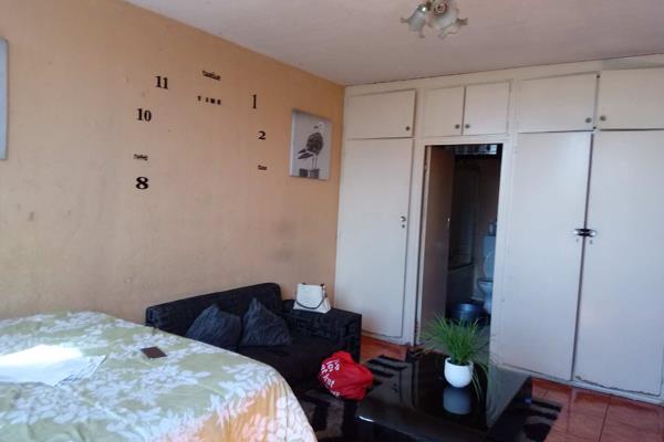 Suitable for a young couple or for investment, this very neat, nicely sized bachelor apartment is in good condition in Bulwer. It is ...