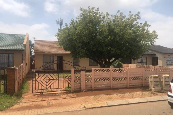 3 bedroom house to rent in Rockville vosloorus 

3 Bedrooms 
Lounge 
Dinning 
Kitchen 
Bathroom 
Tiled 
ceiling 
walled 

Vosloorus ...