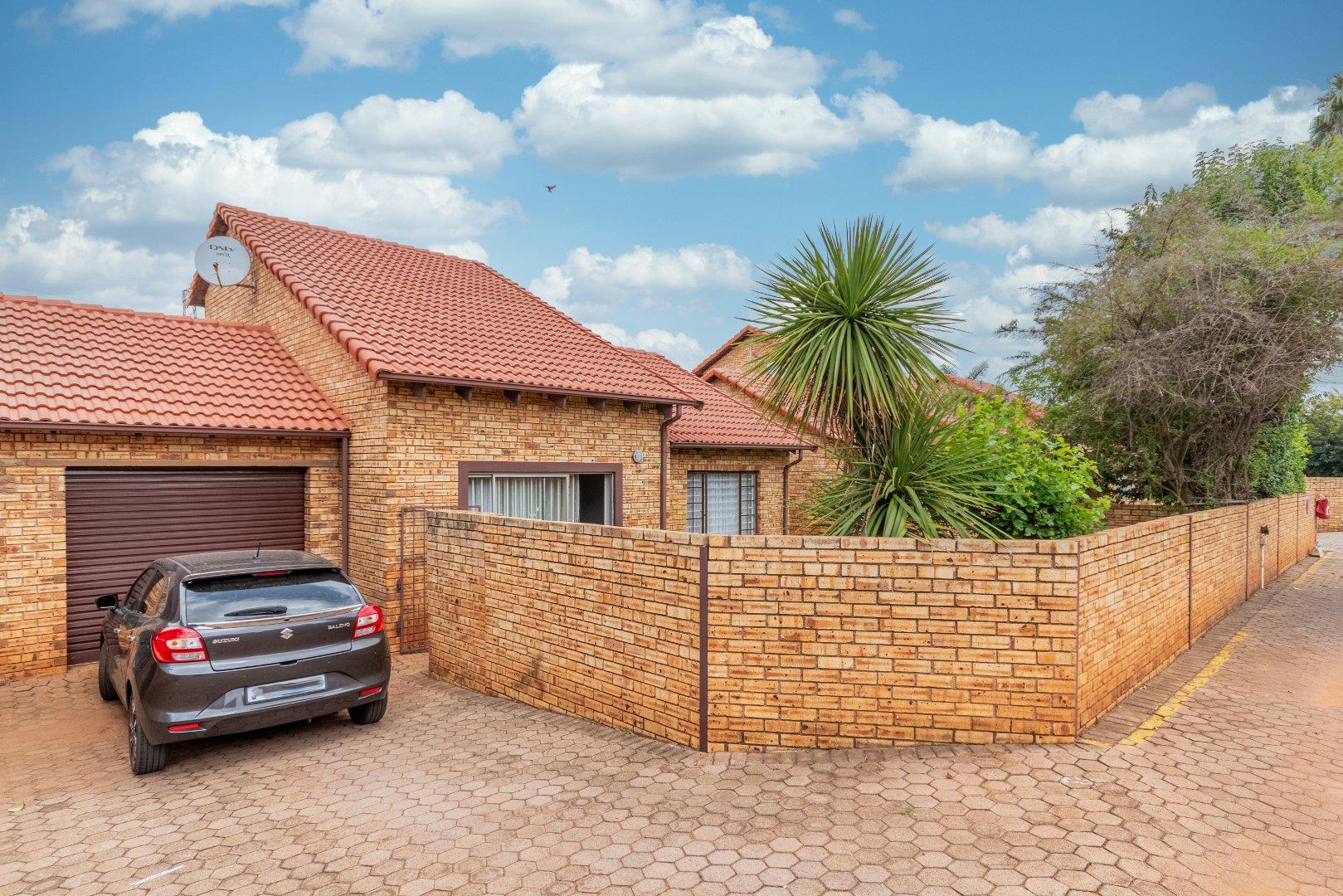 Townhouses for sale in Roodepoort : Roodepoort Property : Property24 ...