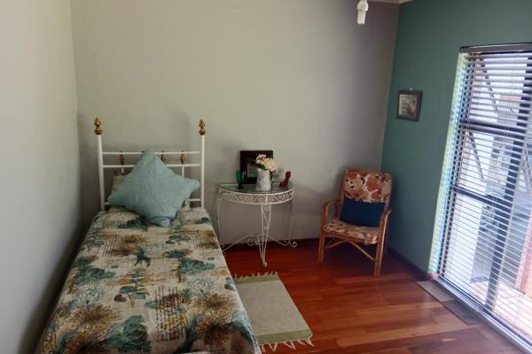 One charming partially furnished room is available in a peaceful house located in Wynberg. 

This cosy space is ideal for a retired ...