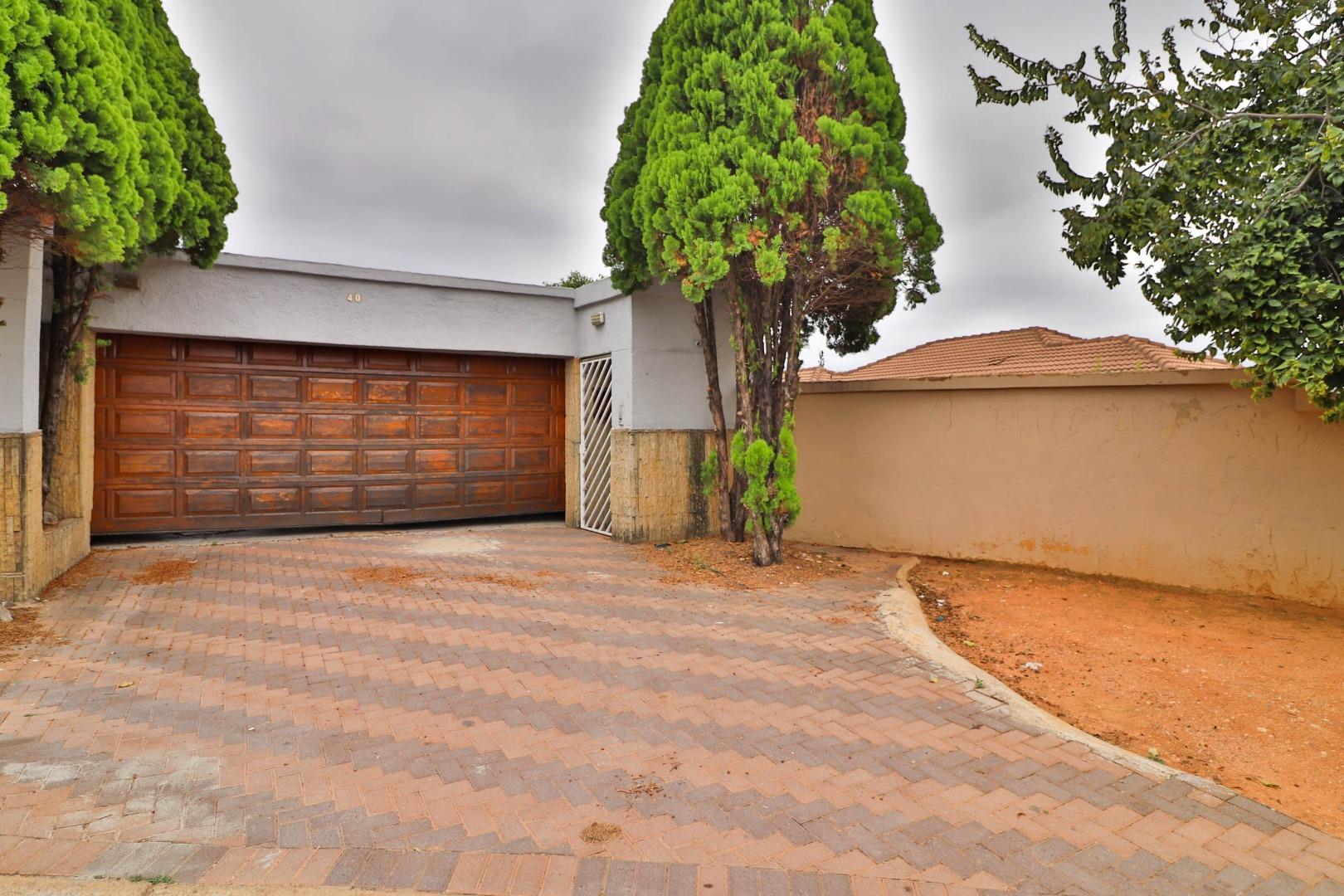 3 Bedroom House for sale in Cosmo City P24114076082