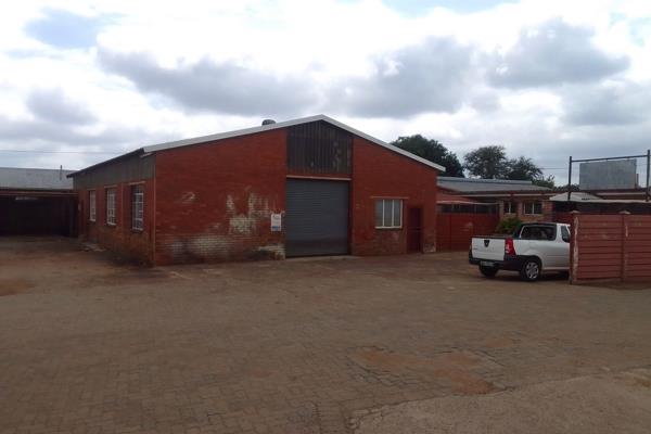 This perfectly maintained and large clean space gives you a workshop or warehouse of 300m2 and also a neat air-conditioned office with ...