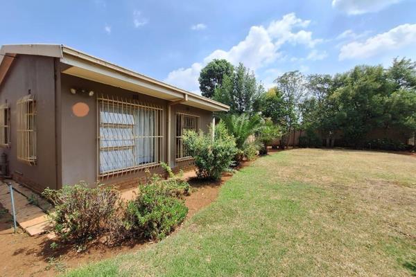 A spacious 2 bedroom house with 2&#189; bathrooms, main bedroom en-suite.
Lounge, TV-room.
Open plan kitchen , dining room.
Double ...