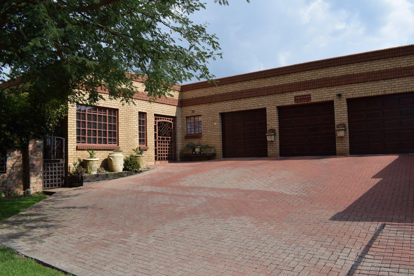 4 Bedroom House for sale in Reyno Ridge P24114076680