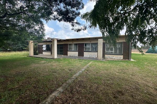 Project home for sale
This 3 Bedroom 2 Bathroom home in need of TLC  with a large open piece of land is  conveniently located within ...