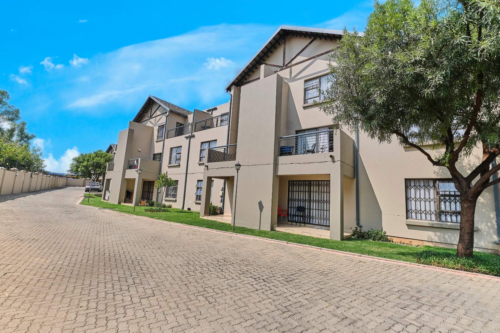 2 Bedroom Townhouse For Sale In Ruimsig - 100 Hole-in-one Ave - P24 