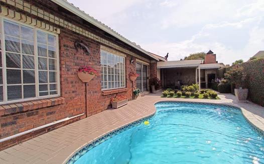 3 Bedroom Townhouse for sale in Vanderbijlpark SE 3