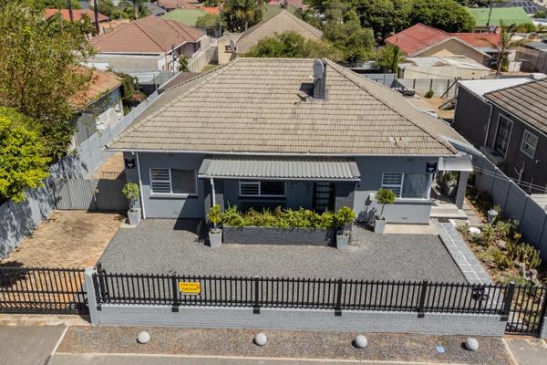 This family home is situated in Kingston, Oakdale. Walking distance to Bellville Noord Primary, Oakdale Montessori and a Supermarket. A ...