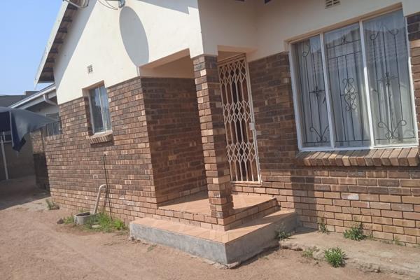 This Nice Vibrant home is placed in a nice and quaint 
neighborhood in the beauty of Mankweng

This Beautiful house consists of the ...