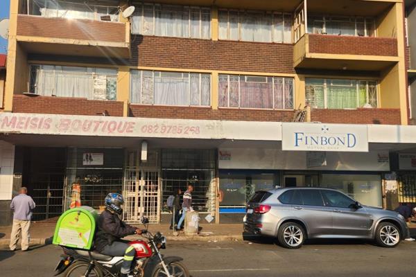 2 Shops
6 Flats
Rental income: R45 000 per month



