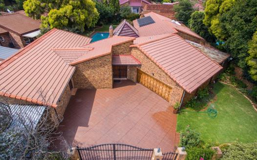 4 Bedroom House for sale in Sunward Park