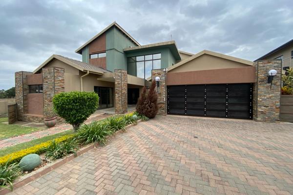 Luxurious 5-Bedroom Dream Home in Bendor Estate

Welcome to your future home in the prestigious Bendor Estate! This stunning ...