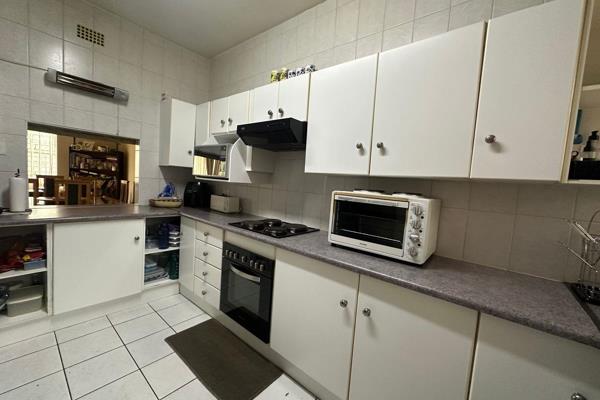 This 137m2 loft apartment consists of:

-	3 spacious bedrooms (all located upstairs)
-	2 ...