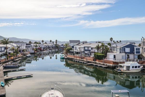 Exclusively Mandated by RE/MAX Coastal
This dream apartment in the sought-after Knysna ...