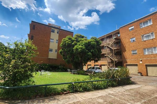 Step into the property market with this very neat unit in a well kept complex in Moregloed. Situated on the second floor.

The 72 ...