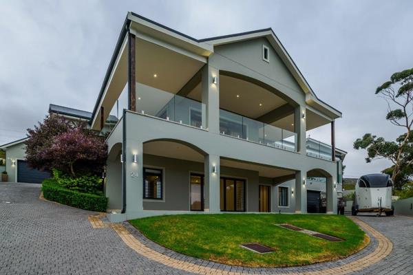 Presenting an incredible opportunity in the exclusive Hemel en Aarde Estate.

This 5 ...