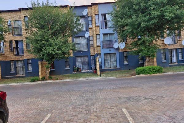 This ground floor unit is situated in the Orchards next to Wonderpark mall. It is a 10-minute drive to Rosslyn. It has a 24 hour ...