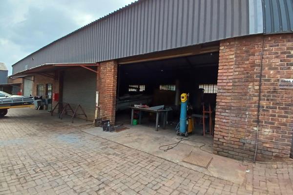 Factory warehouse in indutrial business park to rent. Electric gate for access, under cover parking are included. Spacious factory ...