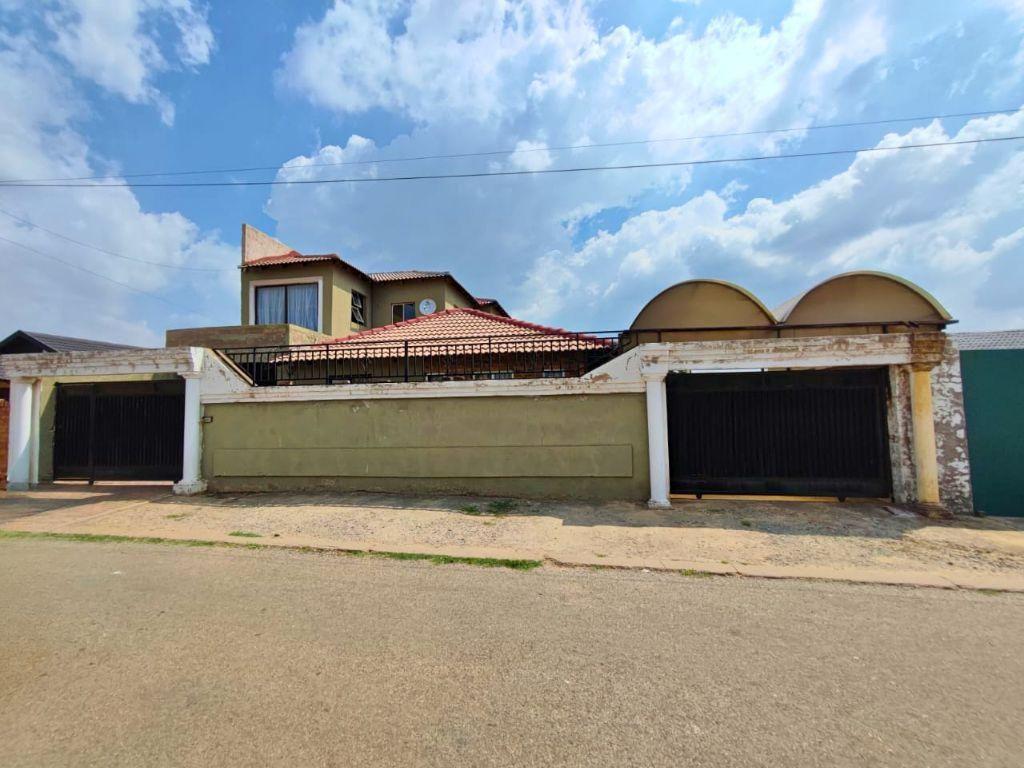 4 Bedroom House for sale in Dobsonville Ext 3 P24114087342