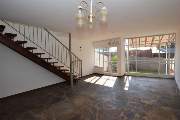 3 bedrooms
2 bathrooms
Kitchen with lots of cupboards
Open plan lounge, dining room.
Balcony 
Garden and patio