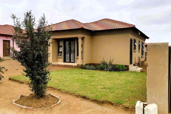 Welcome to your ideal home in the serene neighborhood of Bersig, conveniently situated near Heidelberg mall and within a quick 5-minute ...